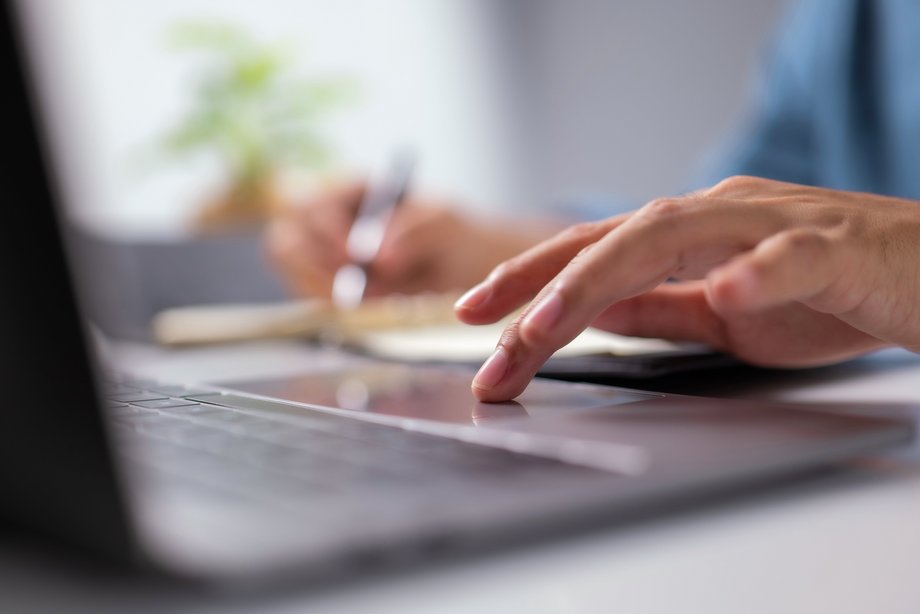 Kobieta wypełnia formularz wypowiedzenia OC online