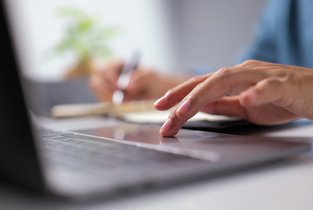 Kobieta wypełnia formularz wypowiedzenia OC samochodu online