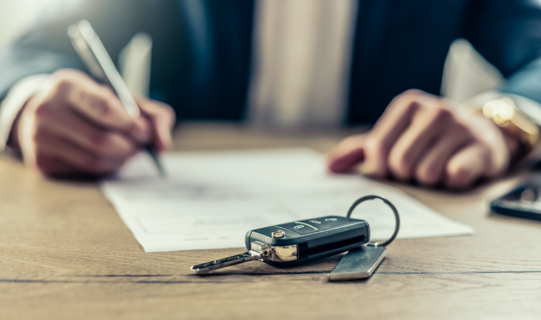 Dokument wniosku o rejestrację samochodu i kluczyki do auta 