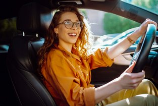 Kobieta prowadzi samochód osobowy z prawem jazdy kat. B