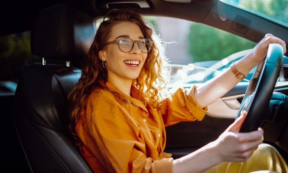 Kobieta prowadzi samochód osobowy z prawem jazdy kat. B