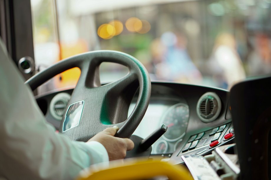 Kierowca autobusu z uprawnieniami kategorii D prawa jazdy
