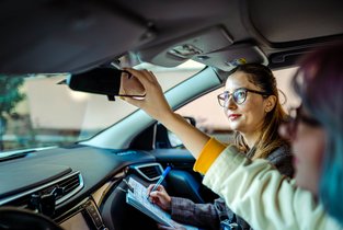 Kobieta zdaje egzamin praktyczny kat. B